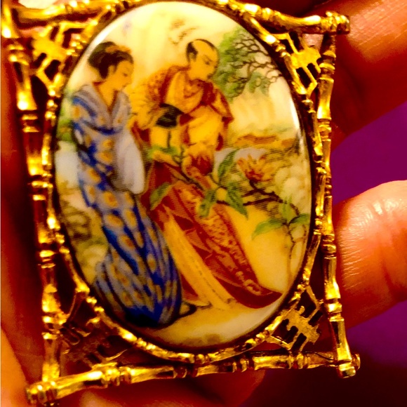 Excellent Condition Signed Porcelain Geisha Pendant Necklace on Original Chain. - Picture 10 of 14